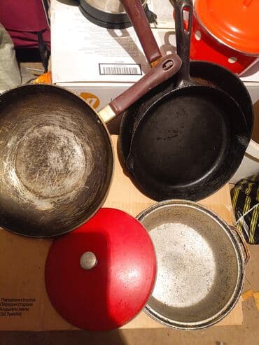 куханный гарнитура: Продается посуда б/у три сковородки, 2 маленькие кастрюльки — 3