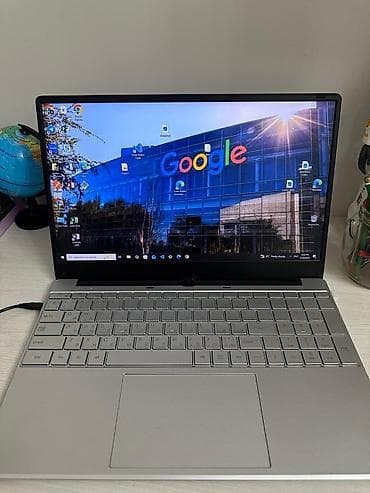 microsoft surface pro: Ноутбук 15.6" серебристого цвета с тонкими рамками экрана. Клавиатура — 5