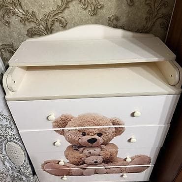 кийим: Бала үчүн комод, Колдонулган, Бөбөктөр үчүн кийим алмаштыруучу үстөлү бар, Жыгач, түсү - Саргыч боз — 2