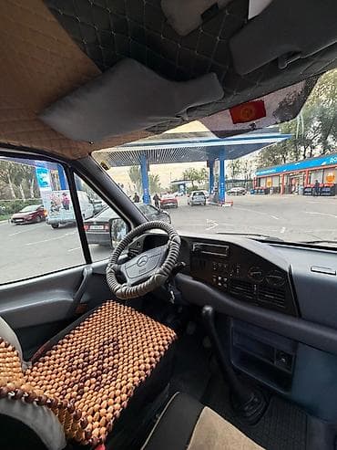 бус грузовик: Легкий грузовик, Mercedes-Benz — 2