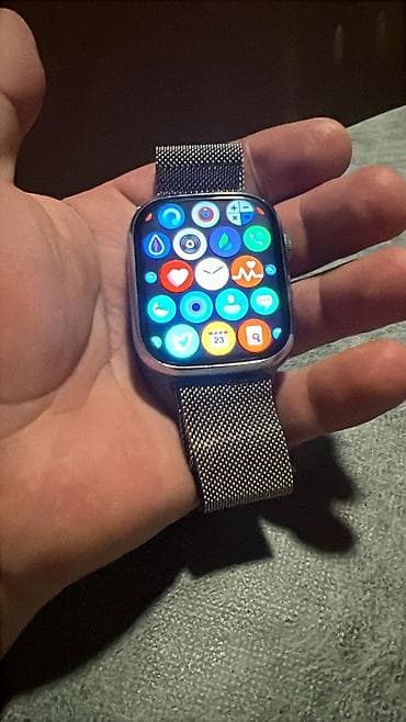 Galaxy Watch: Смарт‑часы с квадратным безелем и сенсорным дисплеем. Экран с сеткой — 1