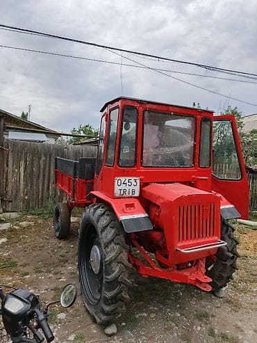 Красный колесный трактор с кабиной и самосвальным кузовом - Тип