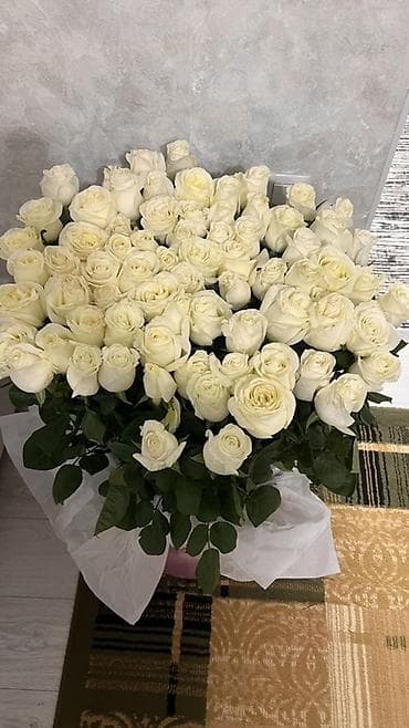 Букет из белых роз в крупной бархатной шляпной коробке. - Состав