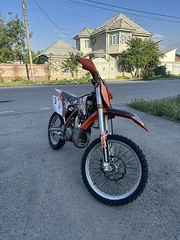 питбайк ктм: Кроссовый мотоцикл KTM (оранжево‑черный), двухтактный. Основные — 2