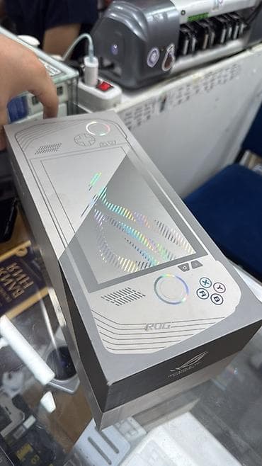 игровой роутер: Портативная игровая консоль ASUS ROG Ally (белая) - Форм‑фактор — 1