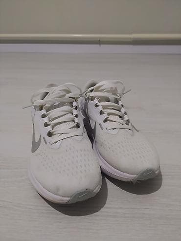 Жеке буюмдар: Белые кроссовки Nike для бега и повседневной носки. Лёгкая низкая — 3