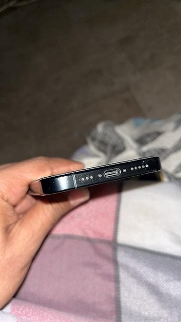 цена 12 про макс: 16 pro Смартфон с плоскими гранями и матовым чёрным корпусом. На — 4