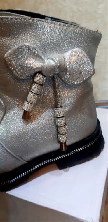 сапоги зимние женские натуральная кожа натуральный мех распродажа: Продаю детские зимние сапожки: Первые - размер 26, цена 200 сом В — 6