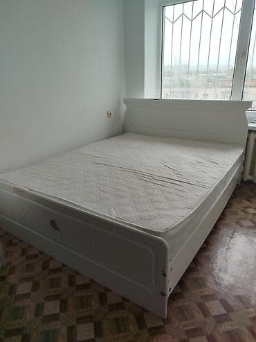 Двуспальная кровать с матрасом. - Размер: ориентировочно 160×200 см — 3
