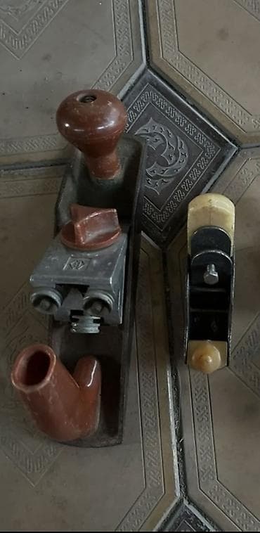 инструменты по дереву: Набор ручных инструментов для деревообработки, включающий фуганок и — 1