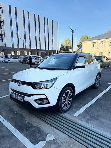 mazda примаси: Компактный кроссовер белого цвета с черной крышей и рейлингами — 6