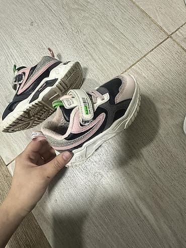 куда можно сдать вещи нуждающимся бишкек: Отдам даром за шоколад Аленка 
Белый Р 26 розовый Р 27 — 1