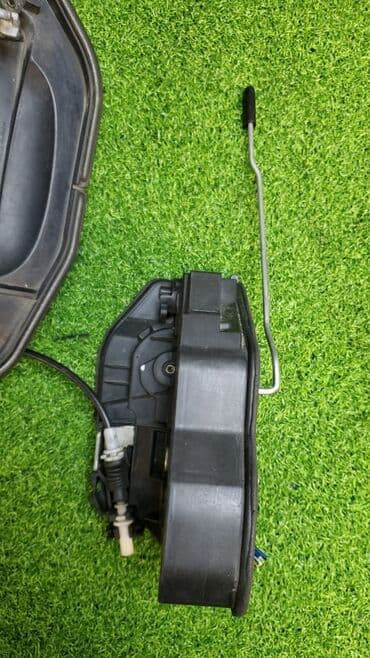 e91: Оригинальный б/у замок задней правой двери в сборе с кронштейнручки — 2