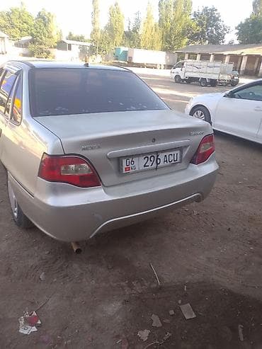 byd e7: Седан серебристого цвета. Основные характеристики и оснащение: - — 5