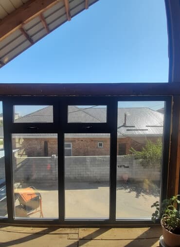 Черный многосекционный оконный блок с глухими верхними фрамугами и