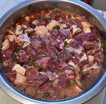 Маринованное мясо для шашлыка - Крупные куски мякоти с добавлением