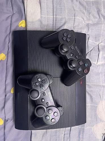 Продаю ps3 в хорошем состояние около 20 игр на самой консоли + две