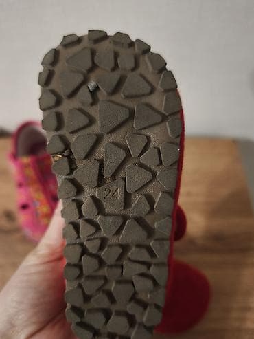 Боди: Продам б/у тапочки и красные туфельки, состояние хорошее. Размер 24 — 5