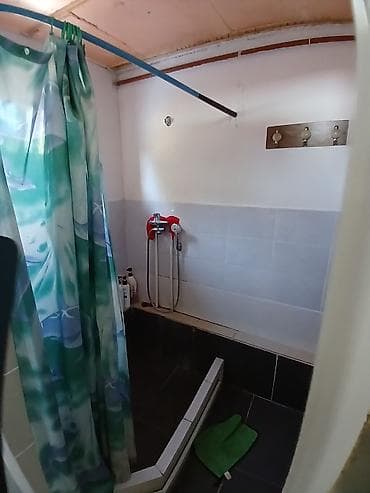 4 комнатные: Просторный жилой дом с несколькими комнатами. - Планировка: несколько — 5