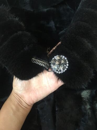 срочно продаю в связи с переездом: Продаю шубу мутон+норка рукава съёмные размер 46 состояние новой — 4