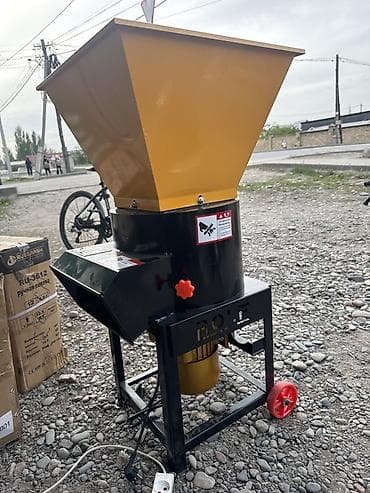 Кормоизмельчитель/зернодробилка электрическая на раме с колёсами -