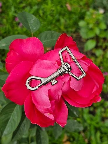 Карабин, фурнитура. Металлический поворотный карабин at lalafo.kg Карабин, фурнитура. Металлический поворотный карабин