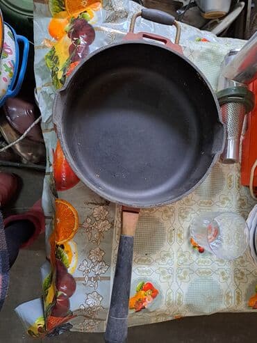 кухонный разделочный стол: Продаю посуду разную. Тарелки по 80 сом пялушки по 40 сом термос — 4