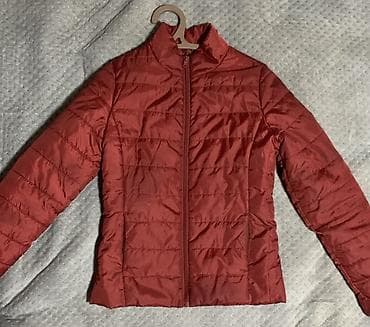 шорты хамелеон: Стёганая лёгкая куртка бордового цвета Прямой крой, длина до бёдер — 1