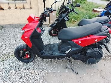 Скутер 50–150 см³ (класс «кроссовер»), красно‑чёрный Особенности: -