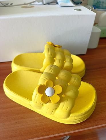 белые шлепки: Яркие детские шлёпанцы-желтые сланцы с декоративной ромашкой. - — 3
