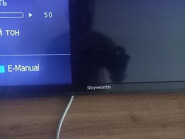 Телевизор Skyworth, диагональ примерно 40–43". Плоская LED-панель — 2