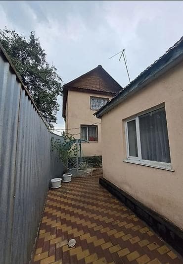 дом частный: Просторный частный дом с благоустроенным двором. - Планировка — 2