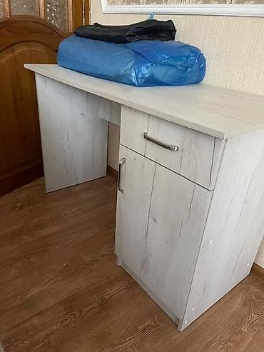 Компьютерный стол, С полками