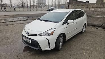 new beetle: Toyota Prius: 2017 г., 1.8 л, Автомат, Гибрид, Универсал — 2