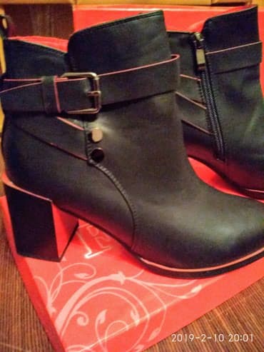 Ботинки (женские) новые .размер -37-38. Цвет чёрныйс красным