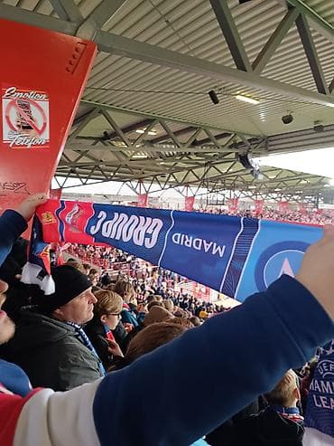 Женские брюки: Футбольный шарф. Лига чемпионов. Новый. Есть три штуки, привёз из — 3