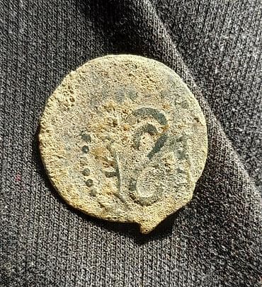 эски тыйындар: Монета с портретом правителя и полумесяцем над ним, вероятно — 2