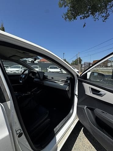 прикурит машину: BYD Qin: 2023 г., Седан — 4