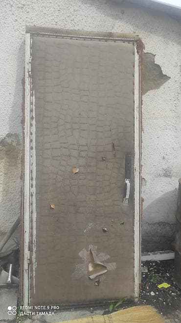 Металлическая входная дверь с коробкой. - Полотно обтянуто дерматином