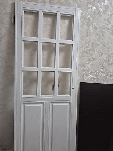 2 штуки с коробами, стеклами. Деревянные межкомнатные двери. Окрашены