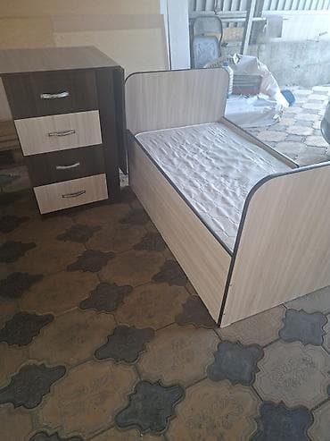Срочно !Продаю Комплект детской мебели: кровать с матрасом и комодом