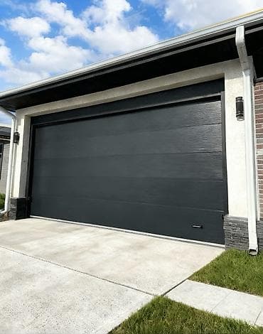 Секционные ворота: Автоматические, Alutech, Для контейнера, Для паркинга, Для сарая, С калиткой, В рассрочку, Новый, Бесплатная установка — 3