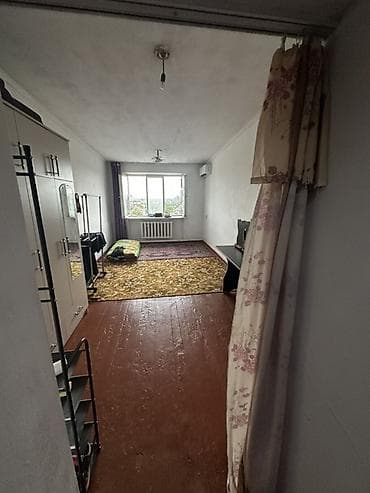Однокомнатная комната в общежитии коридорного типа. Описание: -