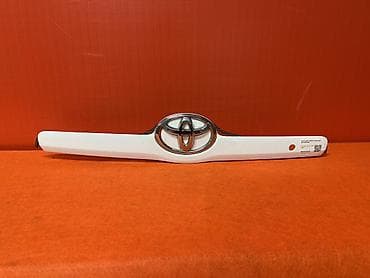 Накладка/планка на крышку багажника с эмблемой Toyota. - Оригинальная