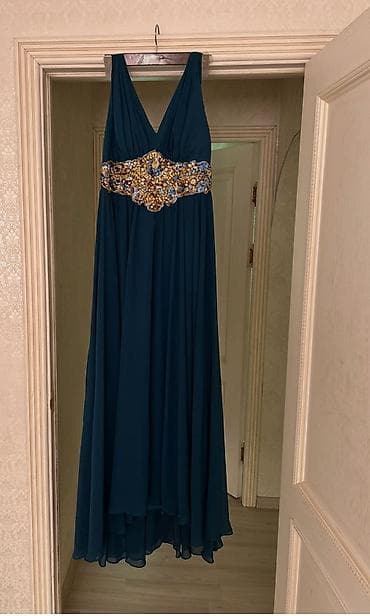 Үлпөт көйнөктөрү жана аксессуарлар: Вечернее платье из шифона глубокого изумрудного оттенка. Модель с — 1