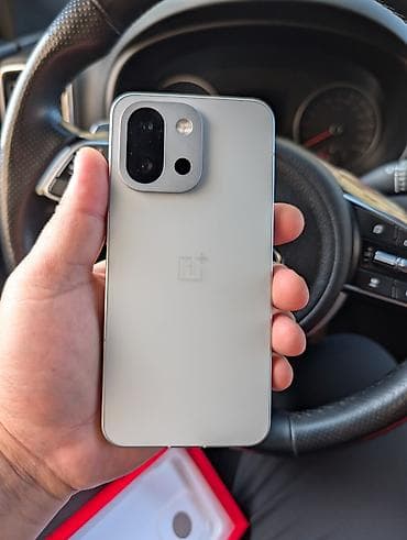 honor x6c: Смартфон с плоскими гранями, серебристый корпус, экран ~6,1–. Разъём — 5