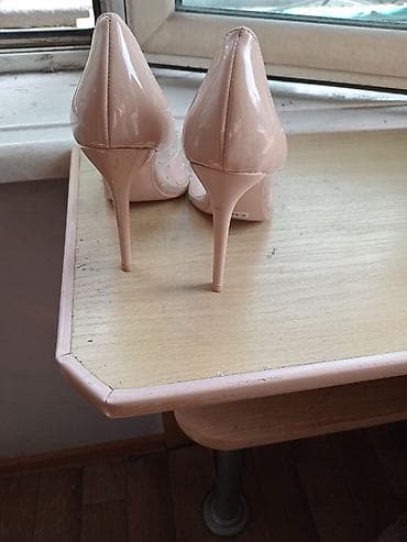 Туфли со стразами 36.раз очень нежные как золушка at lalafo.kg Туфли со стразами 36.раз очень нежные как золушка