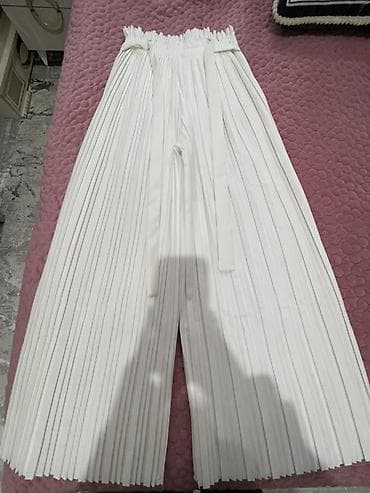 Белые плиссированные кюлоты. - Цвет: молочно-белый. - Посадка