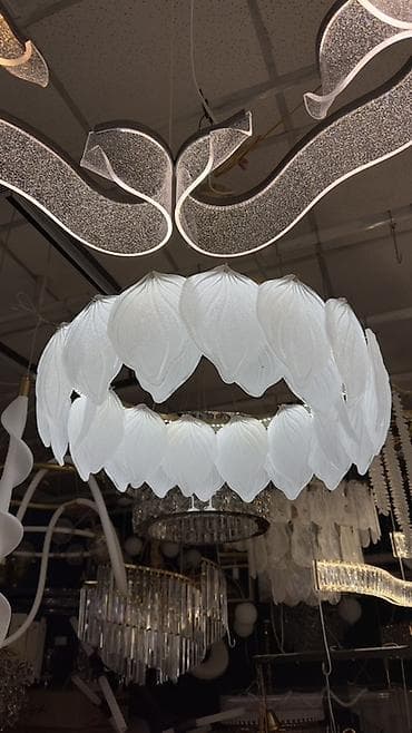 Подвесная люстра в виде кольца с декоративными лепестками - Дизайн