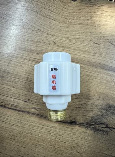 направляющие лампы: Белый пластиковый патрон для лампы с резьбовым основанием и контактной — 1